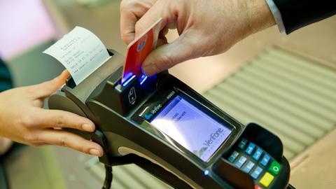 Ein Kunde zahlt in einem Supermarkt mit einer EC-Karte an der Kasse. (dpa)