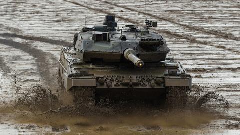 Ein Kampfpanzer der Bundeswehr vom Typ Leopard 2A6 fährt während einer Gefechtsvorführung über den Übungsplatz im niedersächsischen Munster (dpa)