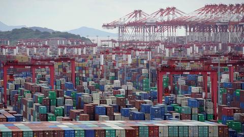 Aufgestapelte Container im Hafen von Shanghai (REUTERS)