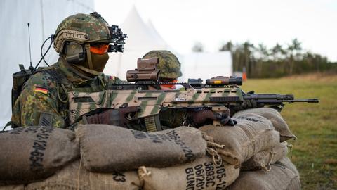 Soldaten der Bundeswehr hinter Sandsäcken bei der Vorführung des Sturmgewehrs G36 A2.  (dpa)