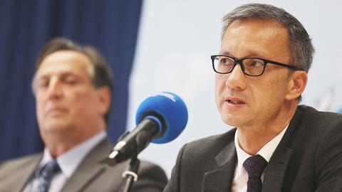  Falk Schnabel (r)  spricht auf einer Pressekonferenz neben Jürgen Haese, Kriminalhauptkommissar.  (dpa)