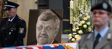 Ein Foto des ermordeten Kasseler Regierungspräsidenten Lübcke bei der Trauerfeier im Juni 2019. (dpa)