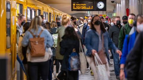 Zahlreiche Fahrgäste steigen am Bahnhof Zoologischer Garten aus einer U-Bahn (picture alliance/dpa)