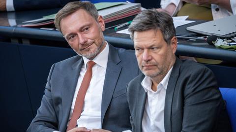 Finanzminister Lindner verfolgt neben Wirtschaftsminister Habeck im Bundestag eine Debatte.  (dpa)