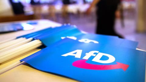 AfD-Fahnen liegen auf einem Tisch