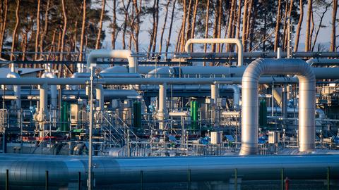 Blick auf Rohrsysteme und Absperrvorrichtungen in der Gasempfangsstation der Ostseepipeline Nord Stream 1 in Lubmin.  (dpa)