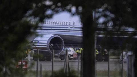 Ein erster Abschiebeflieger nach Ruanda durfte erst mal nicht abheben. (dpa)