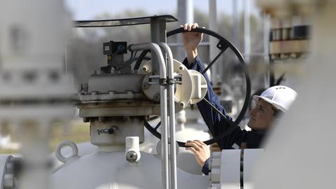 Ein Mitarbeiter arbeitet an einem Teil einer Erdgasleitung am Gelände der Gas Connect Austria Verdichterstation in Baumgarten An Der March (Österreich). (dpa)