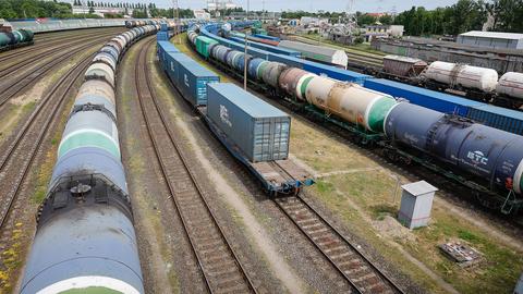 Güterwaggons sind auf dem Bahnhof Kaliningrad-Sortirovochny zu sehen. (picture alliance/dpa/TASS)