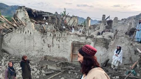 Afghanen betrachten Afghanen die Zerstörung durch ein Erdbeben in der ostafghanischen Provinz Paktika.  (dpa)