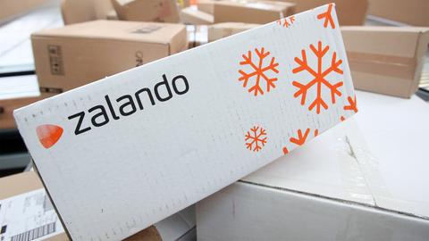 Das Zalando-Logo auf einem Karton (dpa)