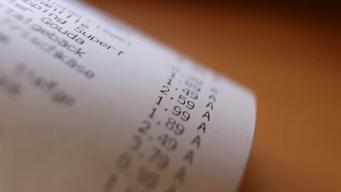 Auf dem Kassenbon eines Discounters sind Preise für verschiedene Lebensmittel zu lesen. (dpa)