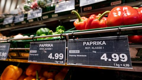 Ein Preisschild für Paprika hängt an der Gemüsetheke in einem Supermarkt in Berlin. (dpa)