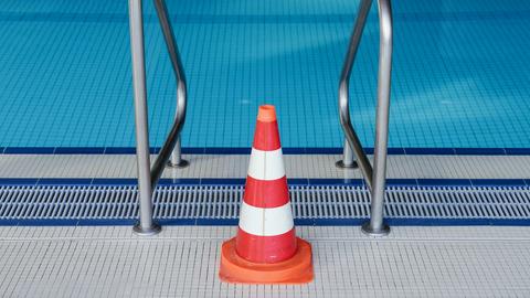 ine Pylone steht im Hallenbad Köpfel an einer Leiter des Schwimmerbeckens. Das Schwimmbad ist wegen der Coronakrise bis auf weiteres geschlossen. ()