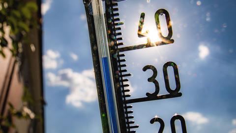 Ein Thermometer an einer Hauswand klettert in Richtung der 40-Grad-Marke. (dpa)