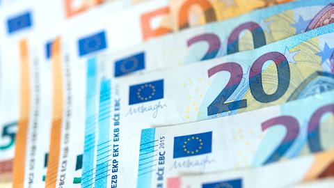 Euro-Banknoten liegen versetzt aufeinander (dpa)