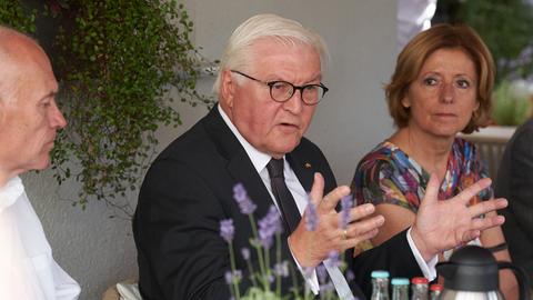 Bundespräsident Steinmeier und Ministerpräsidentin Dreyer sprechen mit einem Gastronomen, der von der Flut betroffen war (dpa)