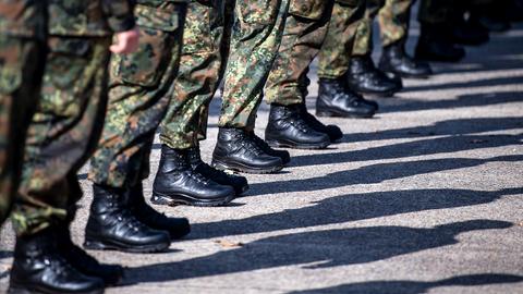 Bundeswehr-Soldaten stehen in eine Reihe (picture alliance/dpa)