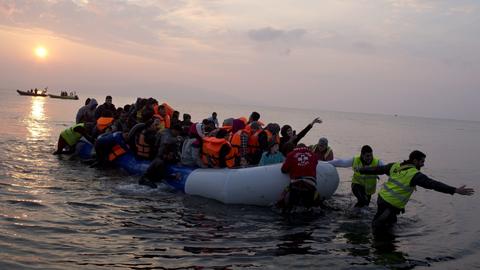 Im März 2017 kommen Flüchtlinge in einem Schlauchboot an der Küste von Lesbos (Griechenland) an (AP)