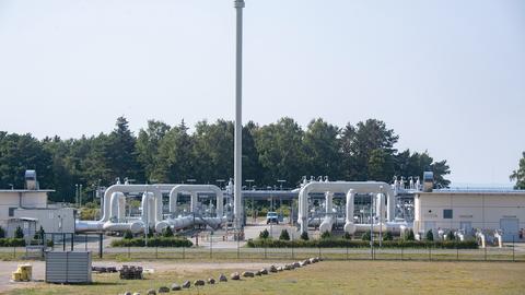 Rohrsysteme in der Gasempfangsstation der Ostseepipeline Nord Stream 1 und der Übernahmestation der Ferngasleitung OPAL (Ostsee-Pipeline-Anbindungsleitung) sind in Lubmin zu sehen. (dpa)