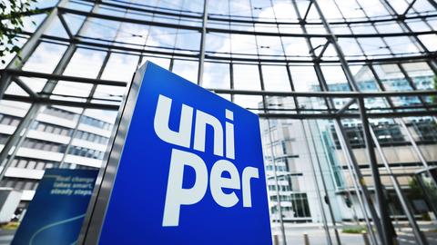 Ein Firmen-Logo steht im Foyer der Hauptverwaltung von Uniper in Düsseldorf. (dpa)