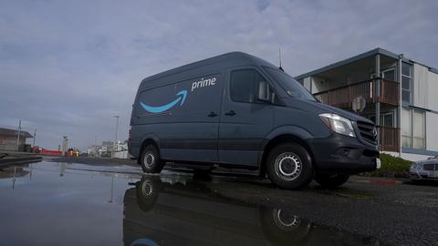 Lieferwagen von Amazon: Der Online-Versand ist dabei, einen eigenen globalen Lieferdienst aufzubauen. ()