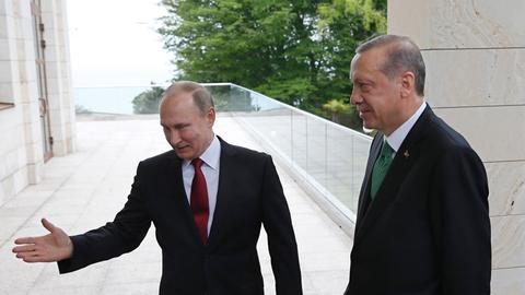 Putin empfängt Erdogan im Jahr 2017 in Sotschi (Russland) zu Gesprächen über den Syrienkonflikt. (picture alliance / Yuri Kochetkov/POOL European Pressphoto Agency/AP/dpa)