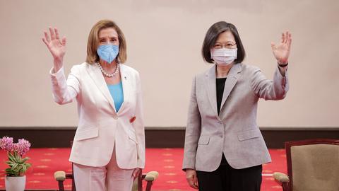 Nancy Pelosi bei einem Treffen mit Tsai Ing-wen (VIA REUTERS)