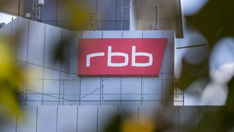 RBB-Logo an einer Hausfassade (dpa)
