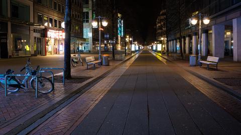 Nur teilweise beleuchtete Innenstadt von Hannover (Archivbild von April 2021) (dpa)