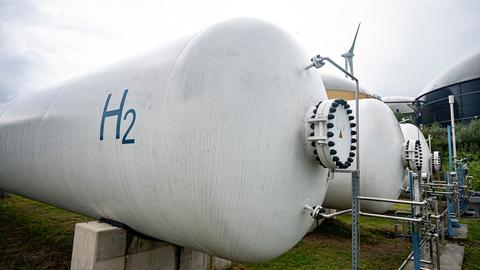 Ein Wasserstoff-Tank steht in einem Hybridkraftwerk. (dpa)