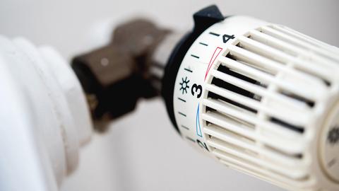 Der Thermostat einer Heizung in einer Wohnung steht auf 4. (dpa)