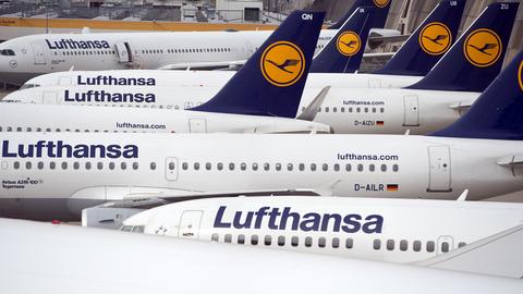 Geparkte Passagiermaschinen der Lufthansa (Archivbild: 2014) (picture alliance / dpa)