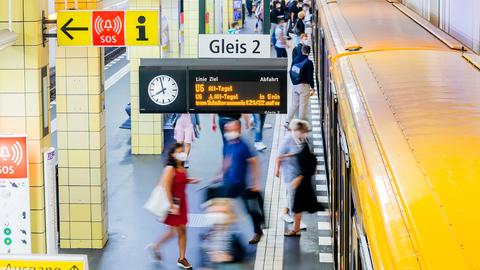 Fahrgäste steigen am Morgen am U-Bahnhof Friedrichstraße in Berlin ein und aus. (dpa)