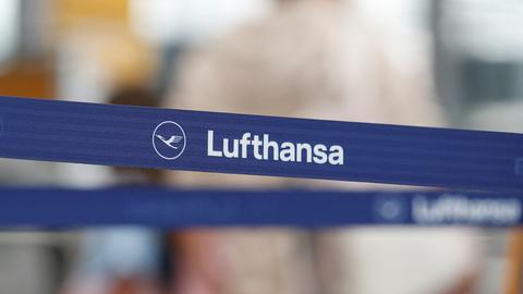 Ein Absperrband der Lufhansa am Flughafen München. (REUTERS)