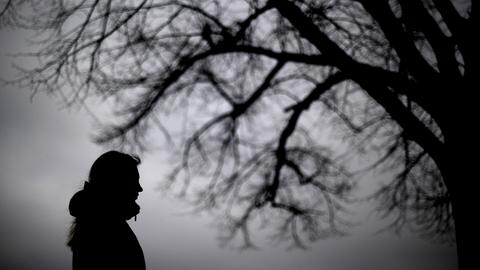 Eine Frau geht spazieren  (dpa)