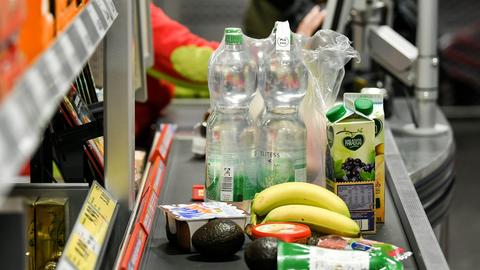 Lebensmittel liegen auf dem Band an einer Kasse in einem Supermarkt.  (dpa)