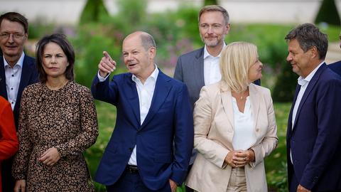 Olaf Scholz am Rande der Klausur des Bundeskabinetts vor dem Schloss Meseberg  (dpa)