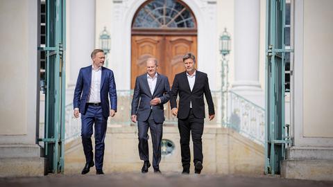  Bundeskanzler Olaf Scholz (M, SPD), Robert Habeck (r, Bündnis 90/Die Grünen), Bundesminister für Wirtschaft und Klimaschutz, und Christian Lindner (FDP), Bundesminister der Finanzen, vor dem Schloss Meseberg  (dpa)