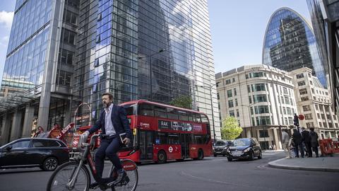 Ein Mann fährt auf einem Fahrrad durch London.  (picture alliance / AA)