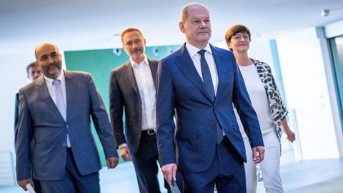 Olaf Scholz (2.v.r.), kommt neben Omid Nouripour (l), Saskia Esken (r) sowie Christian Lindner zur Pressekonferenz nach den Beratungen von SPD, Grünen und FDP im Koalitionsausschuss. (dpa)