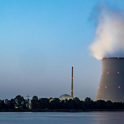 Wasserdampf steigt aus dem Kühltum vom Atomkraftwerk Isar 2. (dpa)