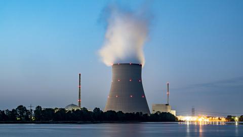 Wasserdampf steigt aus dem Kühltum vom Atomkraftwerk Isar 2. (dpa)