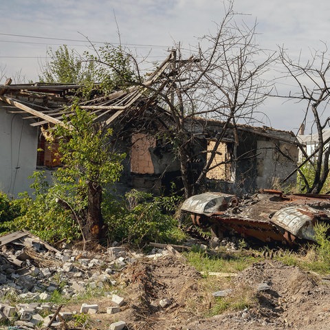 Ein zerstörter russischer Panzer ist in der Nähe von Charkiw in der Ukraine zu sehen (dpa)