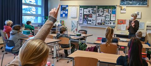 Unterricht in einer vierten Klasse einer Grundschule. (Archivbild: 22.02.2021)  (picture alliance/dpa/dpa-Zentral)