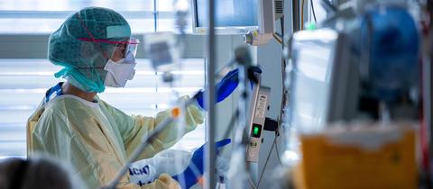 Eine Krankenschwester dokumentiert auf der Intensivstation Behandlungsschritte  (dpa)