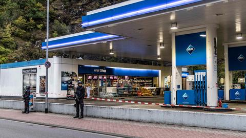 Polizisten stehen an einer Tankstelle in Idar-Oberstein (Archiv) (dpa)