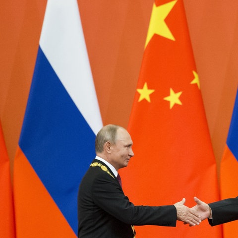 Xi Jinping (r), Präsident von China, und Wladimir Putin, Präsident von Russland, schütteln sich die Hände während einer Preisverleihungszeremonie in der Großen Halle des Volkes in 2018 (Archivbild).  (dpa)