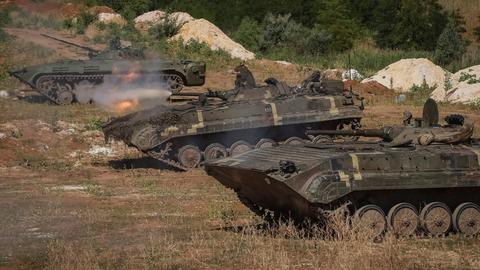 Panzer des Typs BMP-1 stehen nebeneinander bei einer Übung ukrainischer Soldaten (REUTERS)