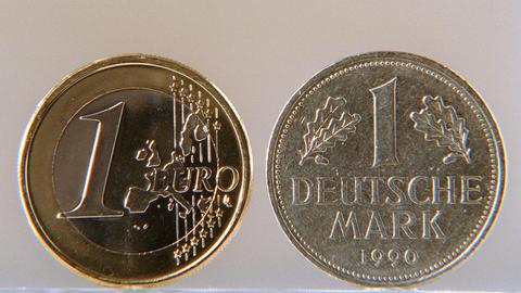 Eine D-Mark-Münze und eine Euro Münze . (picture-alliance / dpa)